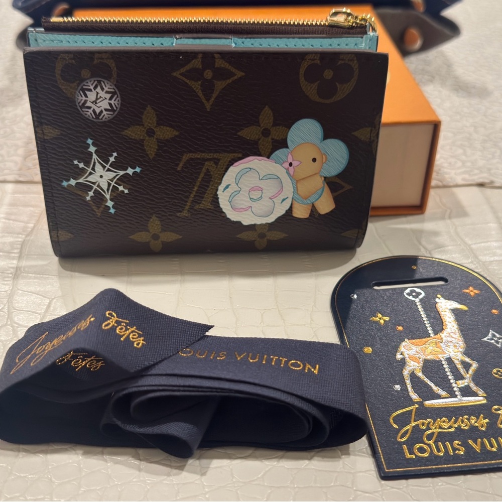 New/never used Snow Show collection Lisa wallet 2024 with frost interior!
